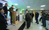 Assaf Agmon (au centre) face aux participants d'une conférence commémorative pour Zeev Erlich dans l'implantation de Shavei Shomron, en Cisjordanie, le 25 décembre 2024. (Crédit : Conseil régional de Samarie)