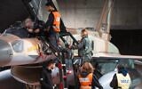 Des pilotes et du personnel de l'armée de l'air israélienne se préparant à décoller pour une attaque contre des sites houthis au Yémen, le 19 décembre 2024, sur une photo autorisée à la publication un jour plus tard. (Crédit : Armée israélienne)