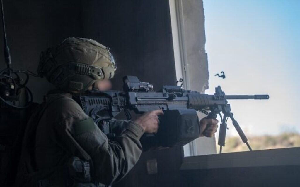 Des troupes de la Brigade Kfir opèrent dans le nord de Gaza à Beit Lahiya, dans une photo diffusée le 20 décembre 2024. (Crédit : armée israélienne)