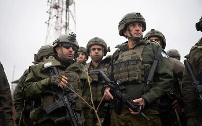 Le chef d'état-major de l'armée israélienne, le général Herzl Halevi (à droite), rencontrant des officiers dans le sud du Liban, le 29 décembre 2024. (Crédit : Armée israélienne)