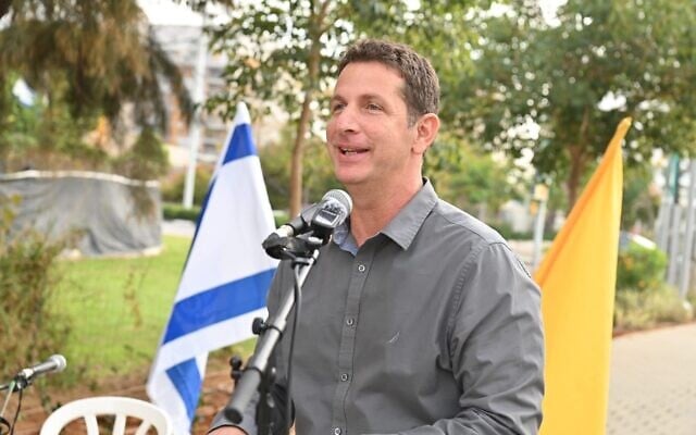 Le maire de Herzliya, Yariv Fisher, prenant la parole lors de l'inauguration de la plaque de rue portant le nom du rabbin massorti Shalom Zvi (Harry) Davidowitz, à Herzliya, le 11 décembre 2024. (Crédit : Municipalité de Herzliya) Le maire de Herzliya, Yariv Fisher, prenant la parole lors de l'inauguration de la plaque de rue portant le nom du rabbin massorti Shalom Zvi (Harry) Davidowitz, à Herzliya, le 11 décembre 2024. (Crédit : Municipalité de Herzliya)