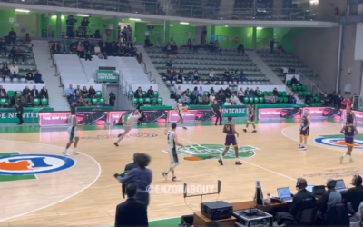 Un spectateurs descendu sur le parquet en brandissant un drapeau palestinien durant un match de coupe d'Europe de basket entre Nanterre et l'équipe israélienne d'Hapoël Holon, à Nanterre, le 18 décembre 2024. (Capture d'écran Twitter/utilisé conformément à l'article 27a de la loi sur le droit d'auteur) )