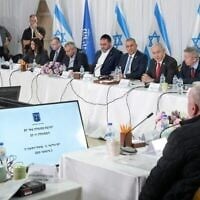 Illustration : Le Premier ministre Benjamin Netanyahu, quatrième à partir de la droite, s'adresse à ses ministres lors d'une réunion spéciale du Conseil des ministres à Nahariya, le 3 décembre 2024. (Maayan Toaf/GPO)