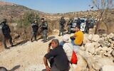 Des officiers de la police des frontières israélienne empêchant des agriculteurs palestiniens de récolter des olives près de la ville de Deir Istiya, en Cisjordanie, le 1er novembre 2024. (Crédit : Omer Sharvit)