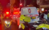 Des images postées sur les réseaux sociaux montrent un homme appréhendé pour un attentat terroriste présumé à Bnei Brak, ainsi que des forces d'urgence sur les lieux, le 10 décembre 2024. (X ; utilisé conformément à l'article 27a de la loi sur le droit d'auteur)
