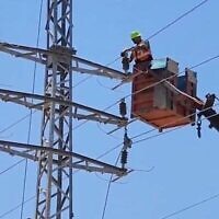 Photo d'illustration : Des Palestiniens réalisent des travaux d'électricité dans la bande de Gaza afin d'augmenter la puissance d'une usine de dessalement d'eau en coordination avec Israël, le 2 juillet 2024. (Capture d'écran vidéo).