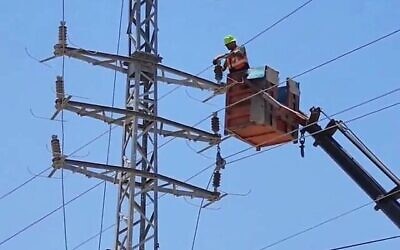Photo d'illustration : Des Palestiniens réalisent des travaux d'électricité dans la bande de Gaza afin d'augmenter la puissance d'une usine de dessalement d'eau en coordination avec Israël, le 2 juillet 2024. (Capture d'écran vidéo).