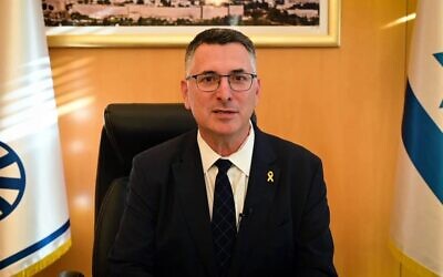 Le ministre des Affaires étrangères Gideon Saar faisant une déclaration vidéo le 2 décembre 2024. (Crédit : Capture d'écran ; utilisée conformément à l'article 27a de la loi sur les droits d'auteur)