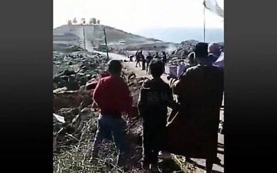 Des Syriens protestent contre la présence d'Israël dans le sud du pays, le 20 décembre 2024. (Capture d'écran/X ; used in accordance with Clause 27a of the Copyright Law).
