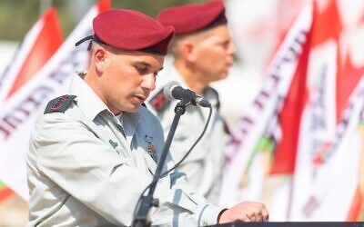 Le colonel Ami Biton, le nouveau commandant de la brigade des parachutistes, lors d'une cérémonie de passation de pouvoir, le 30 mai 2023. (Crédit : Armée israélienne)