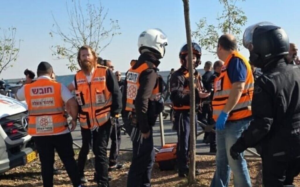 Les secours sur les lieux d'une tentative d'attentat au checkpoint de Hizme près de Jérusalem, le 23 décembre 2024. (Crédit : United Hatzalah)