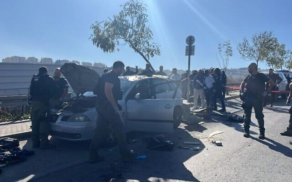 Les forces de sécurité fouillent la voiture d'un suspect après une tentative d'attaque au couteau à Jérusalem, le 23 décembre 2024. (Crédit : Police israélienne)