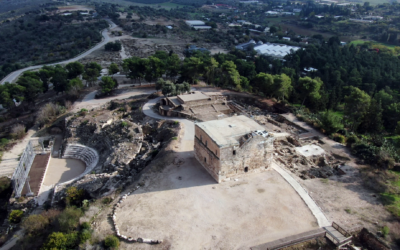 Image aérienne du parc archéologique des périodes romaine et byzantine du parc national de Tzippori. (Crédit : Yuval Dakas/Autorité israélienne de la nature et des parcs)