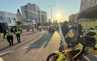 Les secouristes du Magen David Adom interviennent sur les lieux où un tracteur a heurté trois personnes, les blessant légèrement, dans le sud de Tel Aviv, le 2 janvier 2024. (Crédit : Magen David Adom)