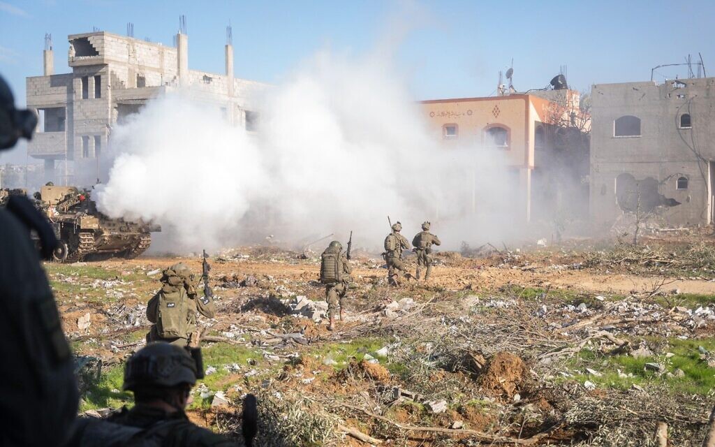 Des troupes de la brigade Nahal opérant dans le nord de Gaza, à Beit Hanoun, le 3 janvier 2025. (Crédit : Armée israélienne)