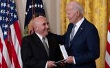 Evan Wolfson reçoit la médaille présidentielle des citoyens des mains du président américain Joe Biden lors d'une cérémonie à la Maison Blanche à Washington, le 2 janvier 2025. (Crédit : Chris Kleponis/AFP)