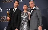 L'acteur américain Adrien Brody (G) pose avec le prix du meilleur acteur dans un film dramatique pour The Brutalist, aux côtés de l’actrice britannique Felicity Jones (C) et de l’acteur australien Guy Pearce, dans la salle de presse lors de la 82e cérémonie annuelle des Golden Globe Awards à l’hôtel Beverly Hilton à Beverly Hills, en Californie, le 5 janvier 2025. (Crédit : Robyn BECK / AFP)