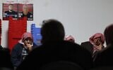 Des proches et amis de Youssef Ziyadne rassemblés après l'annonce de la découverte de son corps sans vie par Tsahal, qui s'est déclaré « sérieusement inquiet » pour le sort de son fils Hamza, dans la maison familiale située à Rahat, dans le sud d'Israël, le 8 janvier 2025. (Crédit : Ahmad Gharabli/AFP)