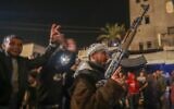 Des Palestiniens célébrant l'annonce imminente d'un accord de cessez-le-feu entre le Hamas et Israël à Khan Younès, au centre de la bande de Gaza, le 15 janvier 2025. (Crédit : Jehad Alshrafi/AP)