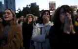 Des gens se rassemblent sur la place des otages à Tel Aviv pour assister à la libération de trois otages, le 19 janvier 2025. (Crédit : Oded Balilty/AP)