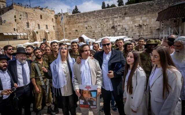 Ilai Berger, le frère de l'otage du Hamas Agam Berger célébrant sa bar mitzvah avec des membres de sa famille au mur Occidental le 14 mars 2024. (Crédit : Chaim Goldberg/Flash90)