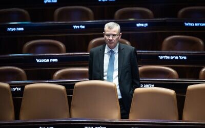 Le ministre de la Justice Yariv Levin assiste à une séance plénière dans la salle d'assemblée de la Knesset, le parlement israélien à Jérusalem, le 6 novembre 2024. (Crédit : Yonatan Sindel/Flash90)