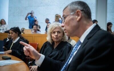 Le ministre de la Justice Yariv Levin (à droite) et la procureure générale Gali Baharav-Miara assistant à une cérémonie d'adieu du président par intérim de la Cour suprême Uzi Vogelman, à la Cour suprême de Jérusalem, le 1ᵉʳ octobre 2024. (Crédit : Oren Ben Hakoon/Pool)