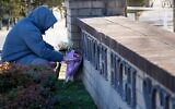 Jordan Hebert dépose des fleurs lors d'un mémorial pour les victimes de la fusillade au lycée Antioch, le 23 janvier 2025, à Nashville, Tennessee (Crédit : George Walker IV/AP)