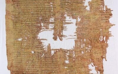 Un papyrus écrit en grec et vieux de 1 900 ans a été déchiffré pour la première fois par un groupe de chercheurs israéliens et autrichiens. L'artefact, rebaptisé Papyrus Cotton, contient les notes d'un procès qui s'est déroulé pendant la période précédant la révolte de Bar Kochba. (Crédit : Shai Halevi/Bibliothèque numérique des manuscrits de la mer Morte Leon Levy/Autorité israélienne des Antiquités)