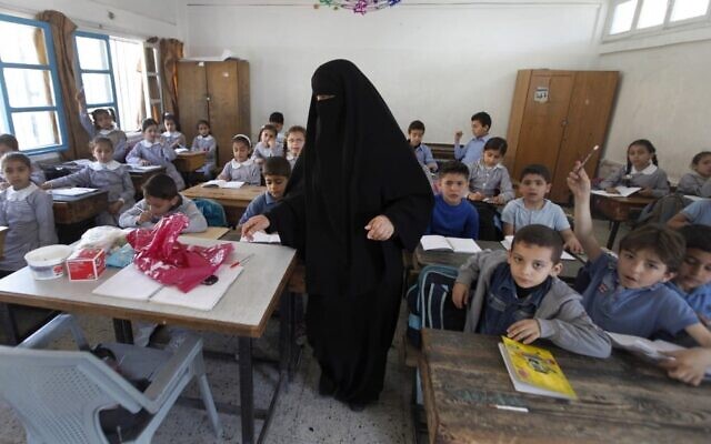 Des enfants palestiniens suivent un cours à l'école élémentaire de l'UNRWA dans le camp de réfugiés de Shati, dans la ville de Gaza, en avril 2013 Illustration (Crédit : Hatem Moussa/AP)