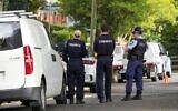 La police se tient près de maisons vandalisées avec des slogans anti-Israël dans la banlieue de Sydney de Woollahra, en Australie, le 11 décembre 2024. Illustration (Crédit : Mark Baker/AP)