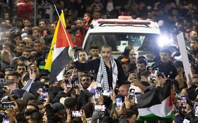Une foule accueille le terroriste Zakaria Zubeidi, ancien chef des Brigades Al-Aqsa, après sa libération dans le cadre d'un accord de cessez-le-feu entre Israël et le Hamas, à son arrivée à Ramallah, en Cisjordanie, le 30 janvier 2025. (Crédit : Flash90)