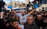 Des prisonniers palestiniens sont accueillis par une foule après avoir été libérés de la prison israélienne dans le cadre d'un accord de cessez-le-feu avec Israël, dans la ville de Ramallah, en Cisjordanie, le 25 janvier 2025. (Crédit : Nasser Nasser/AP)