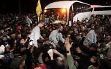 Une foule accueille des prisonniers palestiniens après leur libération de la prison israélienne à la suite d'un accord de cessez-le-feu entre Israël et le Hamas, dans la ville de Ramallah en Cisjordanie, le jeudi 30 janvier 2025. (Crédit : Mahmoud Illean/AP)