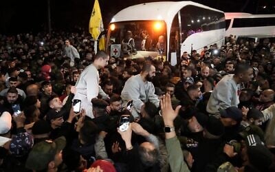 Une foule accueille des prisonniers palestiniens après leur libération de la prison israélienne à la suite d'un accord de cessez-le-feu entre Israël et le Hamas, dans la ville de Ramallah en Cisjordanie, le jeudi 30 janvier 2025. (Crédit : Mahmoud Illean/AP)