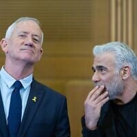 Le chef du parti Kakhol Lavan, Benny Gantz, et le chef du parti Yesh Atid, Yair Lapid, lors d'une conférence de presse conjointe à la Knesset, le 6 novembre 2024. (Crédit : Yonatan Sindel/Flash90)