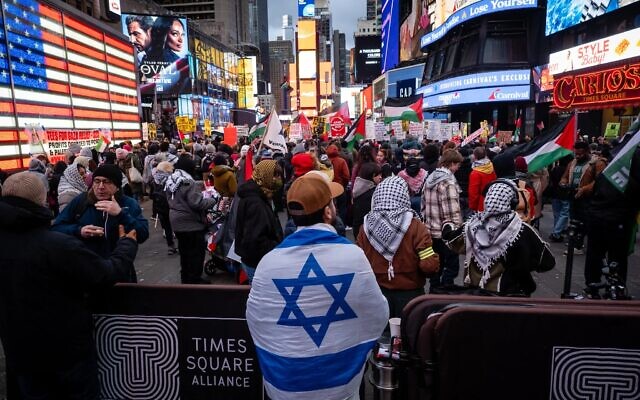 Un contre-manifestant pro-Israël lors d'une manifestation anti-Israël à Times Square, New York, le 1er janvier 2025. (Crédit : Luke Tress/Times of Israel) Un contre-manifestant pro-Israël lors d'une manifestation anti-Israël à Times Square, New York, le 1er janvier 2025. (Crédit : Luke Tress/Times of Israel)