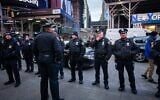 Des policiers lors d'une manifestation anti-Israël à Times Square, à New York, le 6 janvier 2025. (Crédit : Luke Tress/Times of Israel)