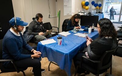 Des bénévoles du Jewish Voters Action Network dans le bureau de campagne de l'Upper West Side de Manhattan, à New York, le 16 janvier 2025. (Crédit : Luke Tress/Times of Israel)