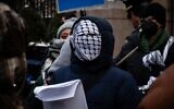 Des militants anti-Israël manifestant devant l'Université Columbia, le 21 janvier 2025. (Crédit : Luke Tress/Times of Israel)
