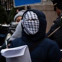 Des militants anti-Israël manifestant devant l'Université Columbia, le 21 janvier 2025. (Crédit : Luke Tress/Times of Israel)