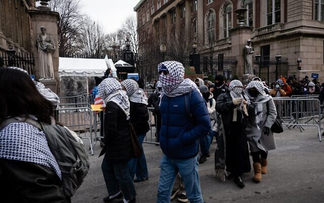 Des militants anti-Israël manifestant devant l'Université Columbia, le 21 janvier 2025. (Crédit : Luke Tress/Times of Israel)