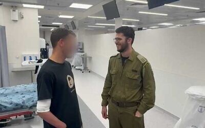 Le Cpt. 'Aleph' (à gauche) blessé lors d'une attaque au couteau à Tel Aviv est vu à l'hôpital Ichilov aux côtés d'un officier de Tsahal chargé des blessés, le 21 janvier 2025. (Crédit : Armée israélienne)