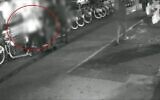 Un homme est poignardé sur le boulevard Rothschild, à Tel Aviv, le 5 janvier 2025. (Capture d'écran utilisée conformément à l'article 27a de la loi sur les droits d'auteur)