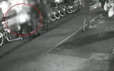 Un homme est poignardé sur le boulevard Rothschild, à Tel Aviv, le 5 janvier 2025. (Capture d'écran utilisée conformément à l'article 27a de la loi sur les droits d'auteur)
