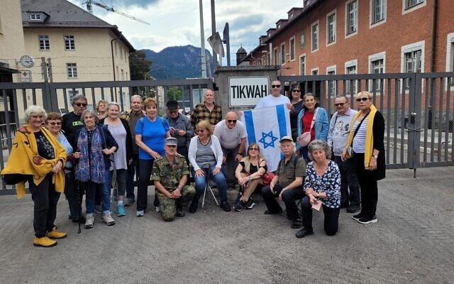 Des membres du groupe des descendants de Bri'ha posent sur la base militaire de Bad Reichenhall, qui a été transformée en camp de personnes déplacées juives appelé Camp Tikwah. (Autorisation)