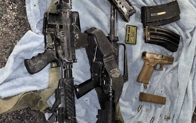 Des armes appartenant aux deux terroristes palestiniens qui ont tué un soldat israélien, découvertes par les troupes de Tsahal lors d'un raid nocturne dans le camp de réfugiés de Jénine en Cisjordanie, sur une photo autorisée à la publication le 31 janvier 2025. (Crédit : Tsahal)