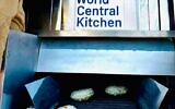 Une boulangerie mobile, gérée par le COGAT et l'ONG World Central Kitchen, en train de produire du pain, le 14 janvier 2025. (Crédit : COGAT)