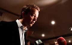 Maël de Calan, membre du parti Les Républicains (LR), s'exprime devant la presse le 25 janvier 2018 à Paris. Maël de Calan et Florence Portelli, tous deux candidats battus aux élections présidentielles des Républicains (LR), demandent à l'actuel chef de file du parti Laurent Wauquiez de "reconsidérer (sa) position" en leur accordant "une représentation proportionnelle" à l'issue des élections du parti de décembre dernier. (Photo CHRISTOPHE SIMON / AFP)
