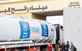 Un camion transportant de l'aide humanitaire de l'Office de secours et de travaux des Nations unies pour les réfugiés de Palestine (UNRWA) arrivant du côté égyptien du poste-frontière de Rafah avec la bande de Gaza, le 22 novembre 2023. (Crédit : Khaled Desouki/AFP)